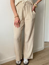 Adoptez le pantalon beige Jolina en gaze de coton. Sa coupe large et sa taille élastique offrent un confort optimal.