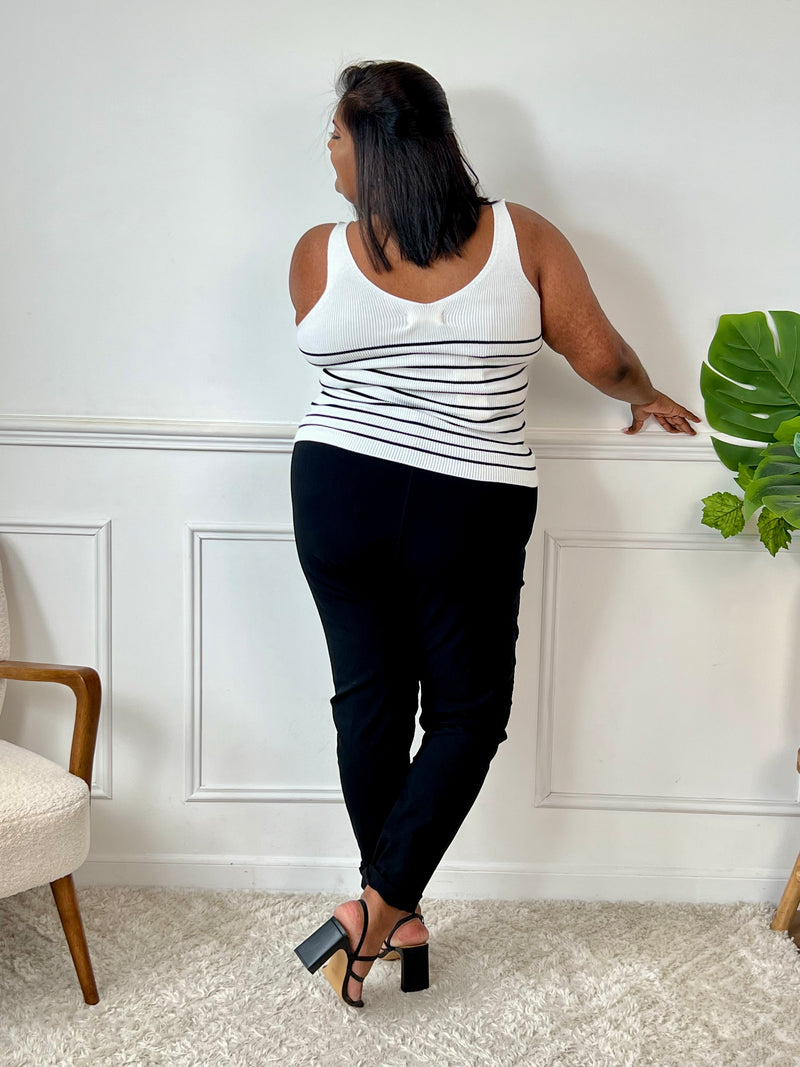 Top côtelé à rayures noires grande taille pour femme – Ce top à bretelles non réglables présente un col V à l’avant et à l’arrière, avec un dos légèrement plus long pour plus de confort. Rayé noir sur fond écru, il est orné d’un détail marinière doré sur le devant. Coupe côtelée agréable à porter