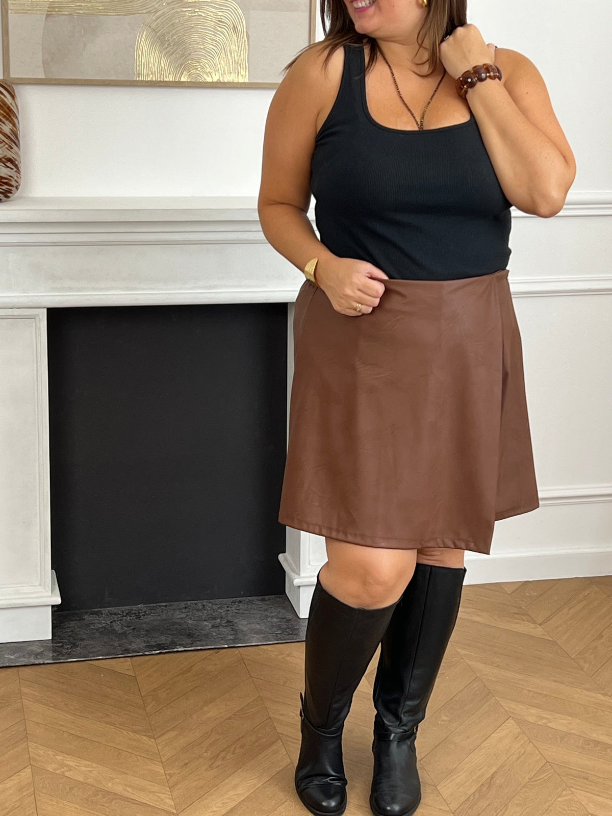 Cette jupe short grande taille pour femme allie confort et élégance. Sa taille élastique assure un ajustement facile et agréable, tandis que son style portefeuille apporte une touche raffinée. Elle s'adapte parfaitement à diverses tenues pour un look moderne et décontracté.