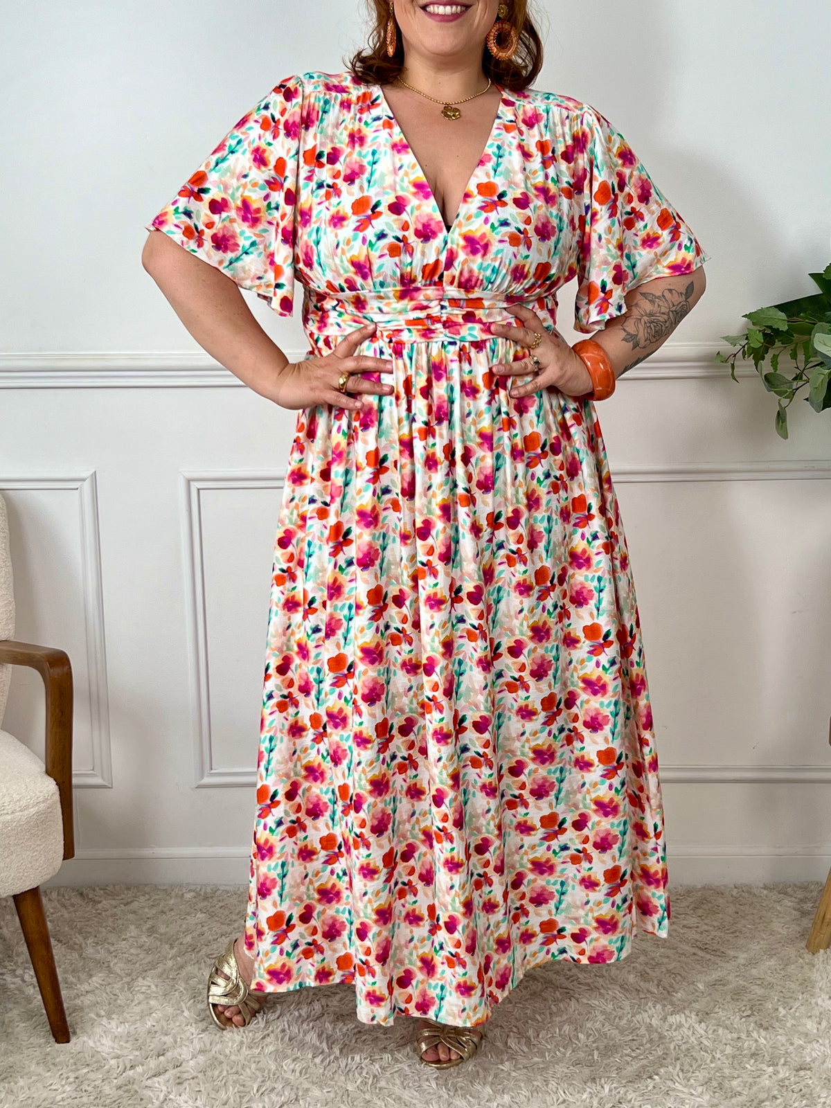 Robe longue colorée à motif floral grande taille femme – Féminine et confortable, cette robe à manches courtes et col V met en valeur la silhouette. Sa taille élastique au dos assure un bon maintien. Avec ses motifs floraux dans des tons rose, orange, bleu, violet, vert, jaune et écru, elle apporte une touche de fraîcheur et de gaieté