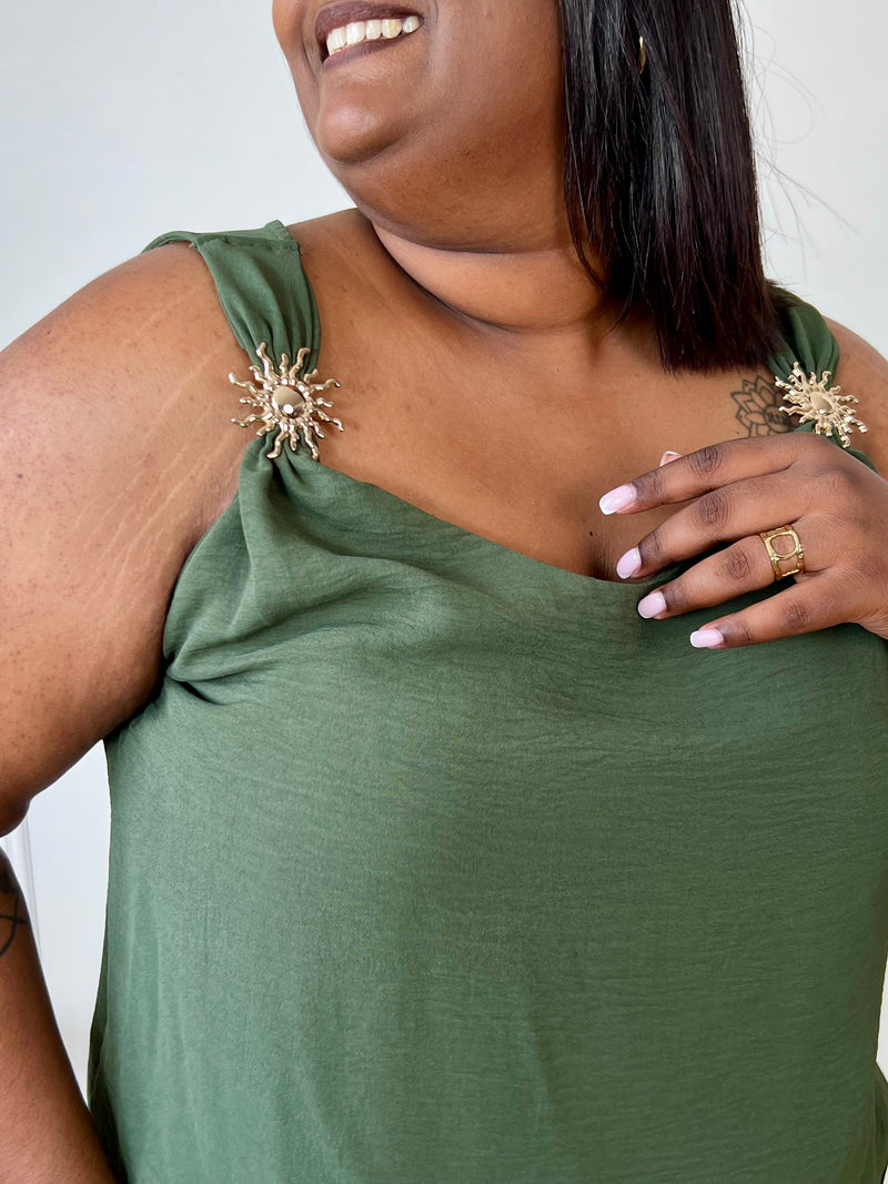 Top kaki grande taille pour femme – Ce top à bretelles non réglables présente un col rond, un détail soleil doré au niveau des épaules et une doublure à la poitrine. Sa coupe ample et son dos légèrement plus long offrent confort et élégance. Couleur kaki, facile à associer.