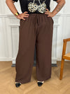 Le pantalon Layana, aussi ample que confortable, possède une taille élastique avec cordon pour un ajustement parfait. Avec ses 2 poches pratiques à l'avant, il est idéal pour un look décontracté et pratique.