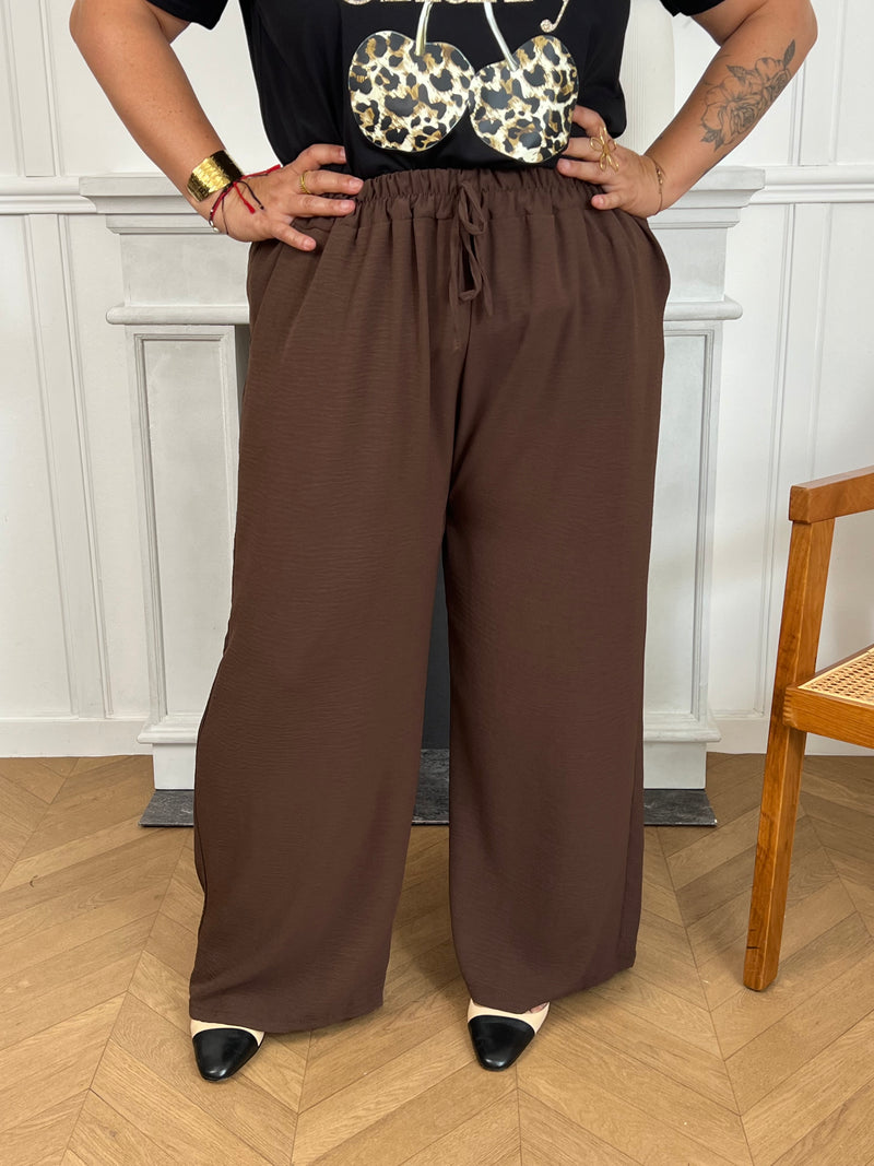 Le pantalon Layana, aussi ample que confortable, possède une taille élastique avec cordon pour un ajustement parfait. Avec ses 2 poches pratiques à l'avant, il est idéal pour un look décontracté et pratique.