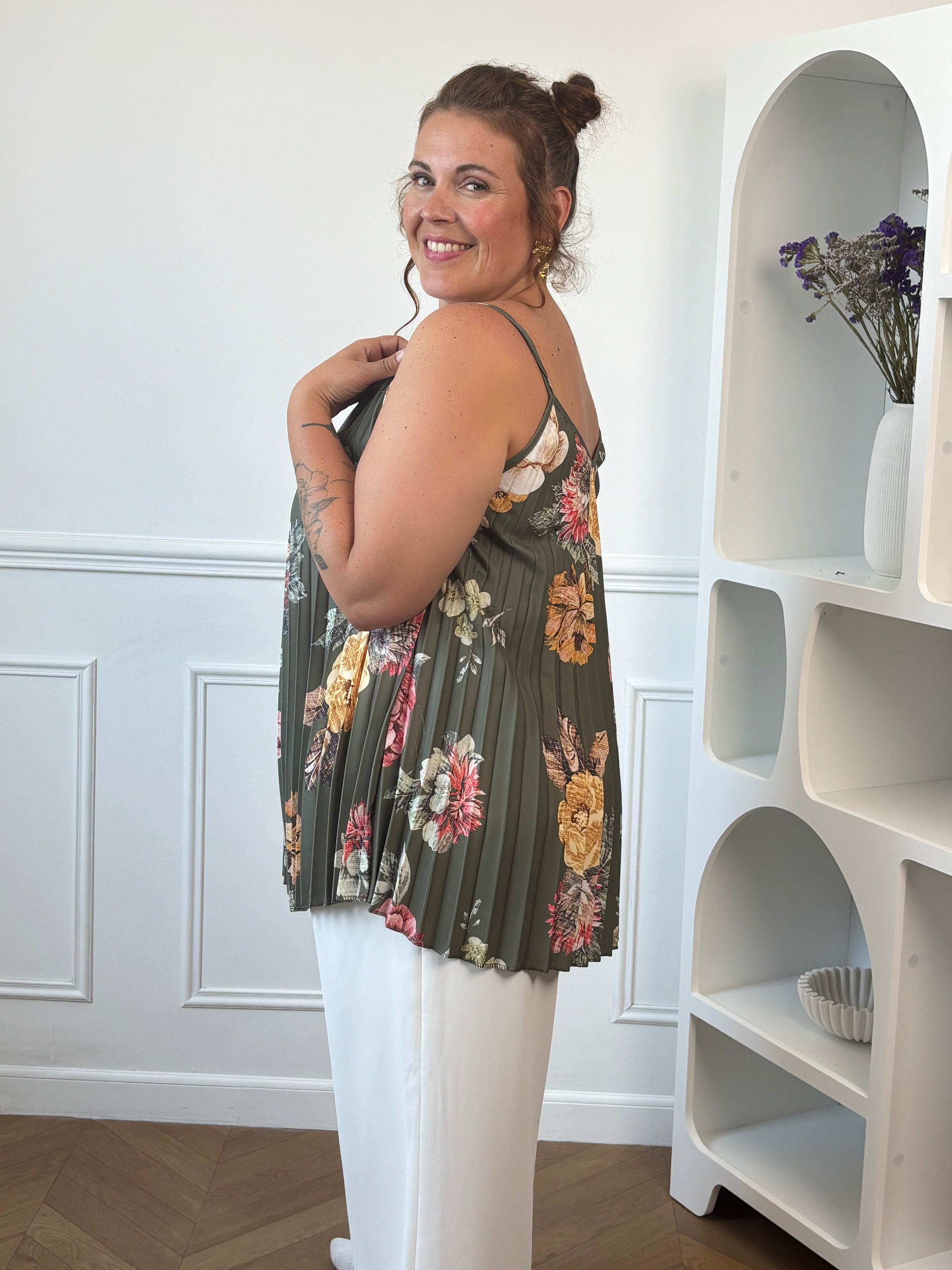 Top kaki floral curve porté vue de face col V – Loïcia
