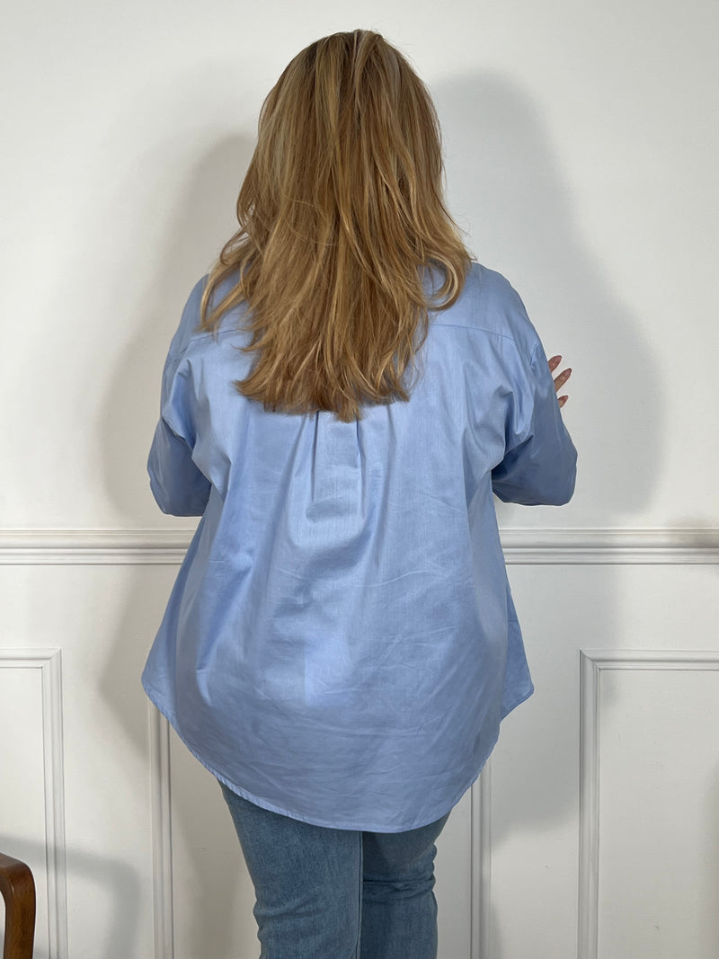 Ajoutez une touche de sophistication à votre garde-robe avec cette chemise bleue Curve : Lina. Avec son col chemise et ses manches longues, elle est à la fois élégante et pratique. Les boutons dorés avec motifs ajoutent une touche de détail subtile, faisant de cette chemise un choix idéal pour toute occasion. Osez être audacieux avec cette chemise bleue tendance !