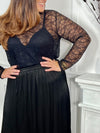Ce top noir en dentelle élégant offre une allure féminine grâce à son col montant festonné et sa dentelle féminine. Conçu spécialement pour les tailles plus grandes, il est confortable et flatteur.