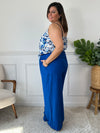 Ce top bleu à bretelles réglables séduit par son élégance discrète et son motif floral délicat dans les tons bleu et beige. Léger, féminin et facile à porter, il ajoute une touche romantique à n’importe quelle tenue.
