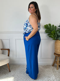 Ce top bleu à bretelles réglables séduit par son élégance discrète et son motif floral délicat dans les tons bleu et beige. Léger, féminin et facile à porter, il ajoute une touche romantique à n’importe quelle tenue.