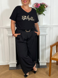 Adoptez le confort avec ce tee-shirt grande taille noir, orné d’une inscription "Bichette" élégante en doré. Ses manches courtes et son col rond offrent une coupe agréable qui s’adapte parfaitement à votre silhouette.&nbsp;