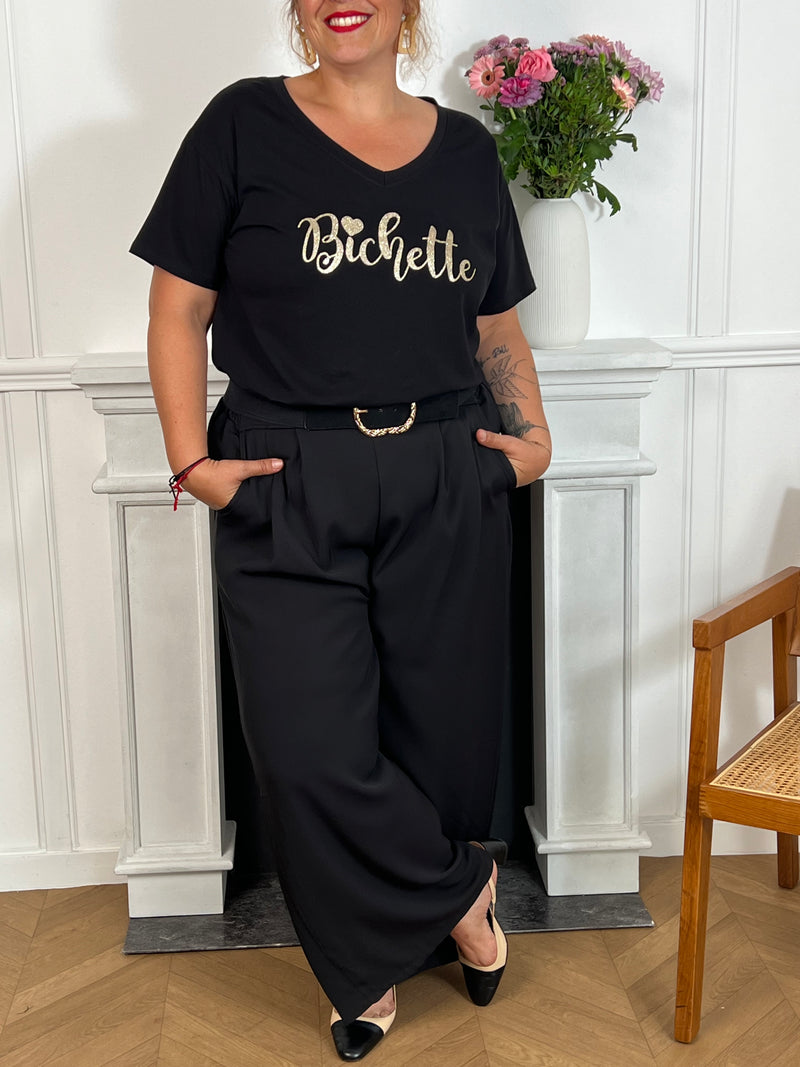 Adoptez le confort avec ce tee-shirt grande taille noir, orné d’une inscription "Bichette" élégante en doré. Ses manches courtes et son col rond offrent une coupe agréable qui s’adapte parfaitement à votre silhouette.&nbsp;