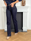 Jean bleu brut extra tall pour femme, à la coupe extra long wide leg qui allonge la silhouette avec élégance. Ses poches avant et arrière ainsi que ses passants pour ceinture allient style et praticité. Sa couleur bleu brut sublimée par des coutures camel en fait une pièce moderne et intemporelle.