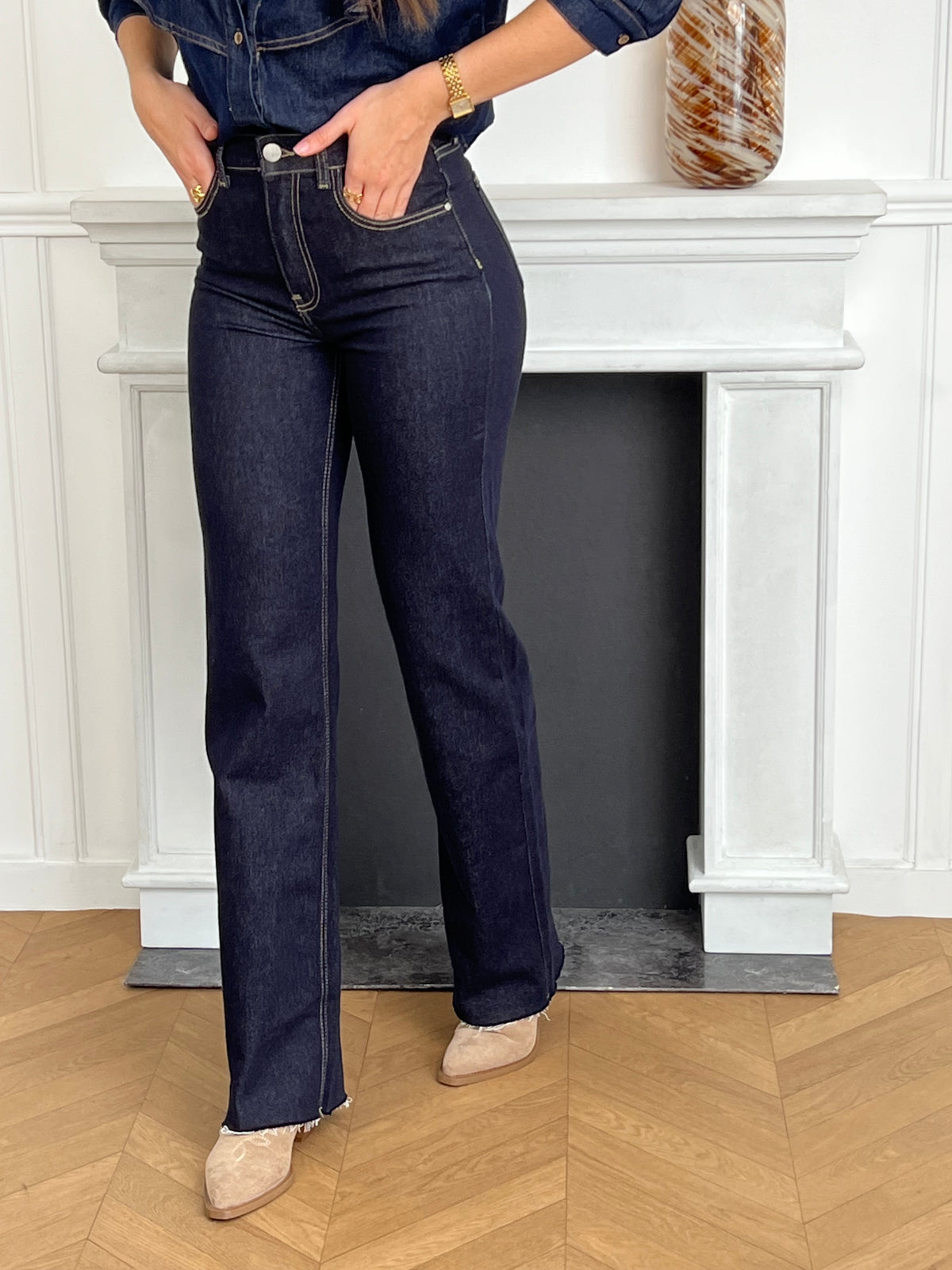 Jean bleu brut extra tall pour femme, à la coupe extra long wide leg qui allonge la silhouette avec élégance. Ses poches avant et arrière ainsi que ses passants pour ceinture allient style et praticité. Sa couleur bleu brut sublimée par des coutures camel en fait une pièce moderne et intemporelle.