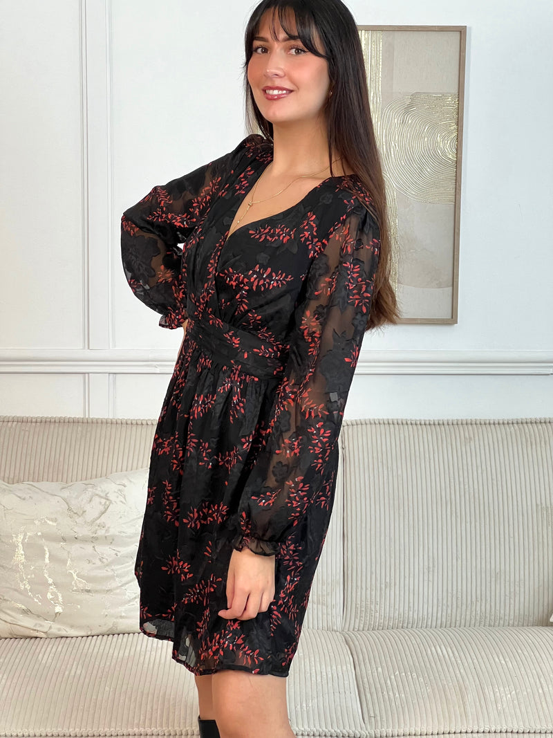 Féminine et séduisante, cette robe courte noire et rouge au col cache-cœur sublime la silhouette avec élégance. Sa coupe fluide et son contraste de couleurs en font une pièce à la fois chic et intemporelle.