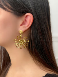 Gold earrings: Ina