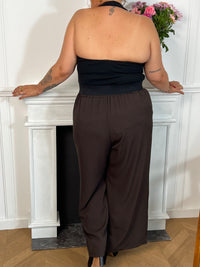 Ce pantalon marron coupe droite grande taille pour femme est l'élégance incarnée. Avec sa matière fluide, il offre un confort optimal et sa coupe droite flatteuse convient à toutes les morphologies. L'élastique au dos garantit un ajustement parfait et les passants pour ceinture sont pratiques. Ajoutez-y un style sophistiqué avec ses deux poches latérales.