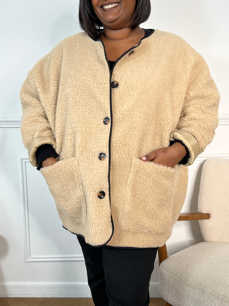 Adoptez le confort absolu avec notre veste moumoute beige longue. Douceur, chaleur et style décontracté pour un look cocooning irrésistible.