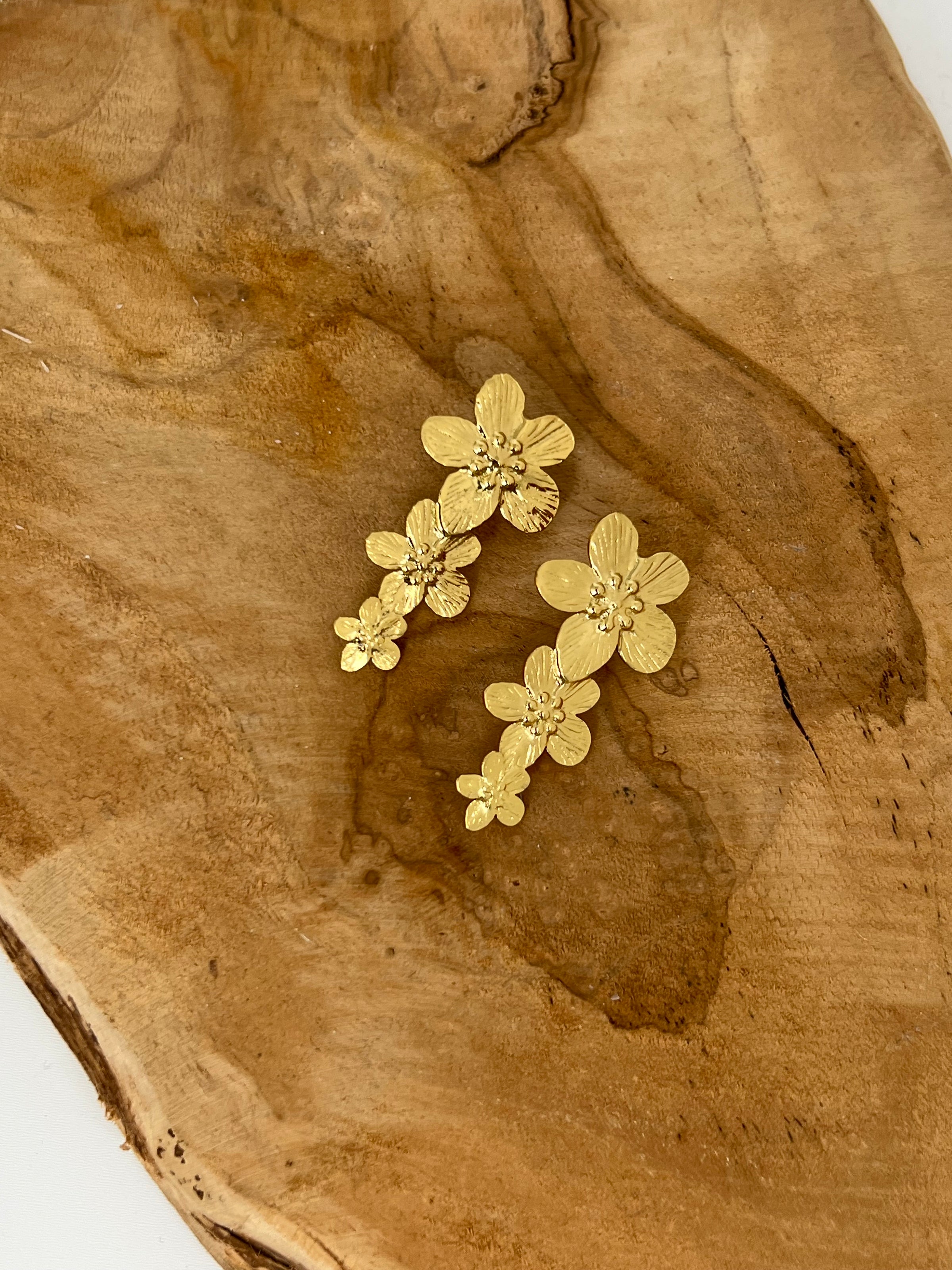 Boucles d'oreilles pendantes dorées : Kresia