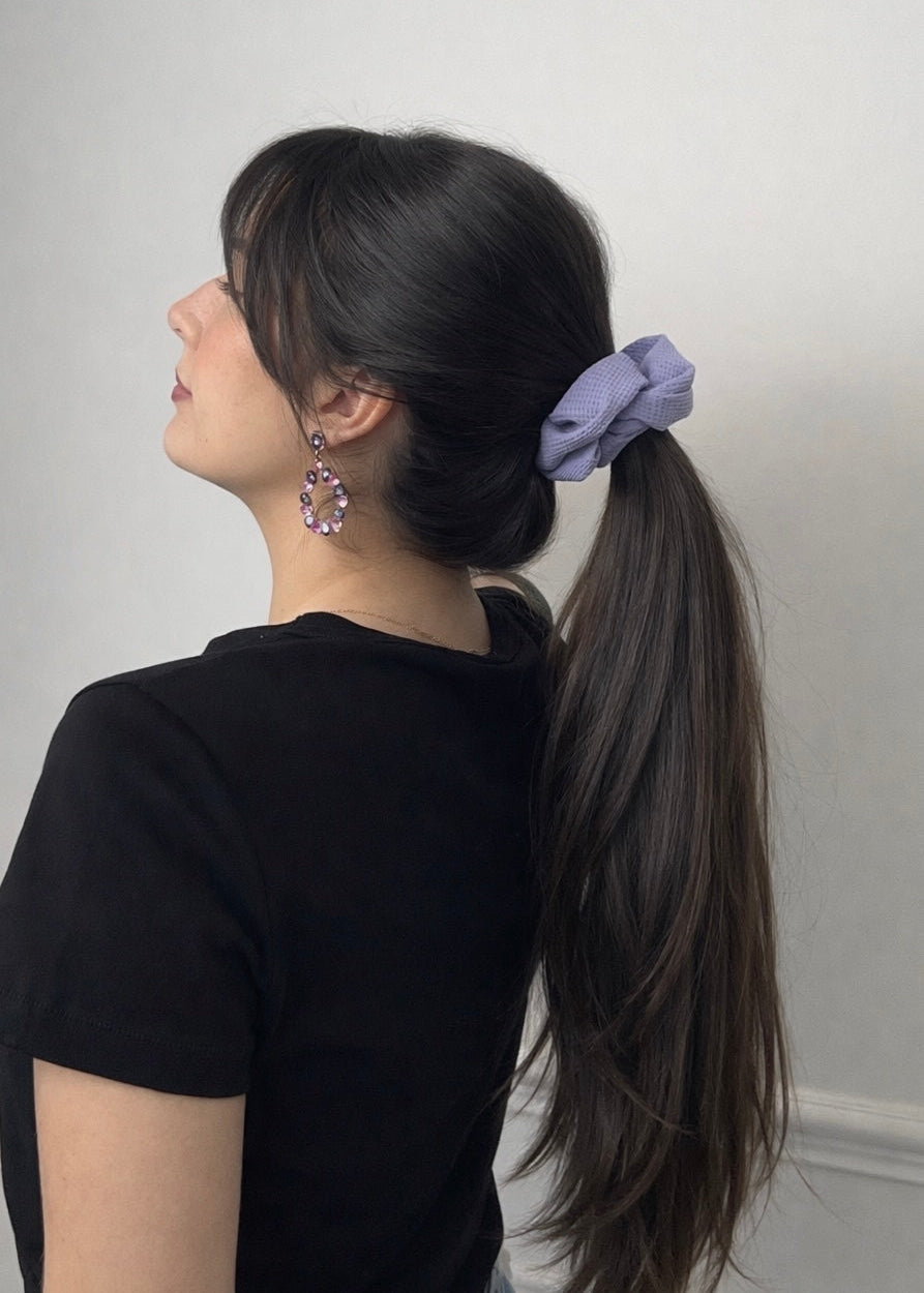 Purple scrunchie: Blom