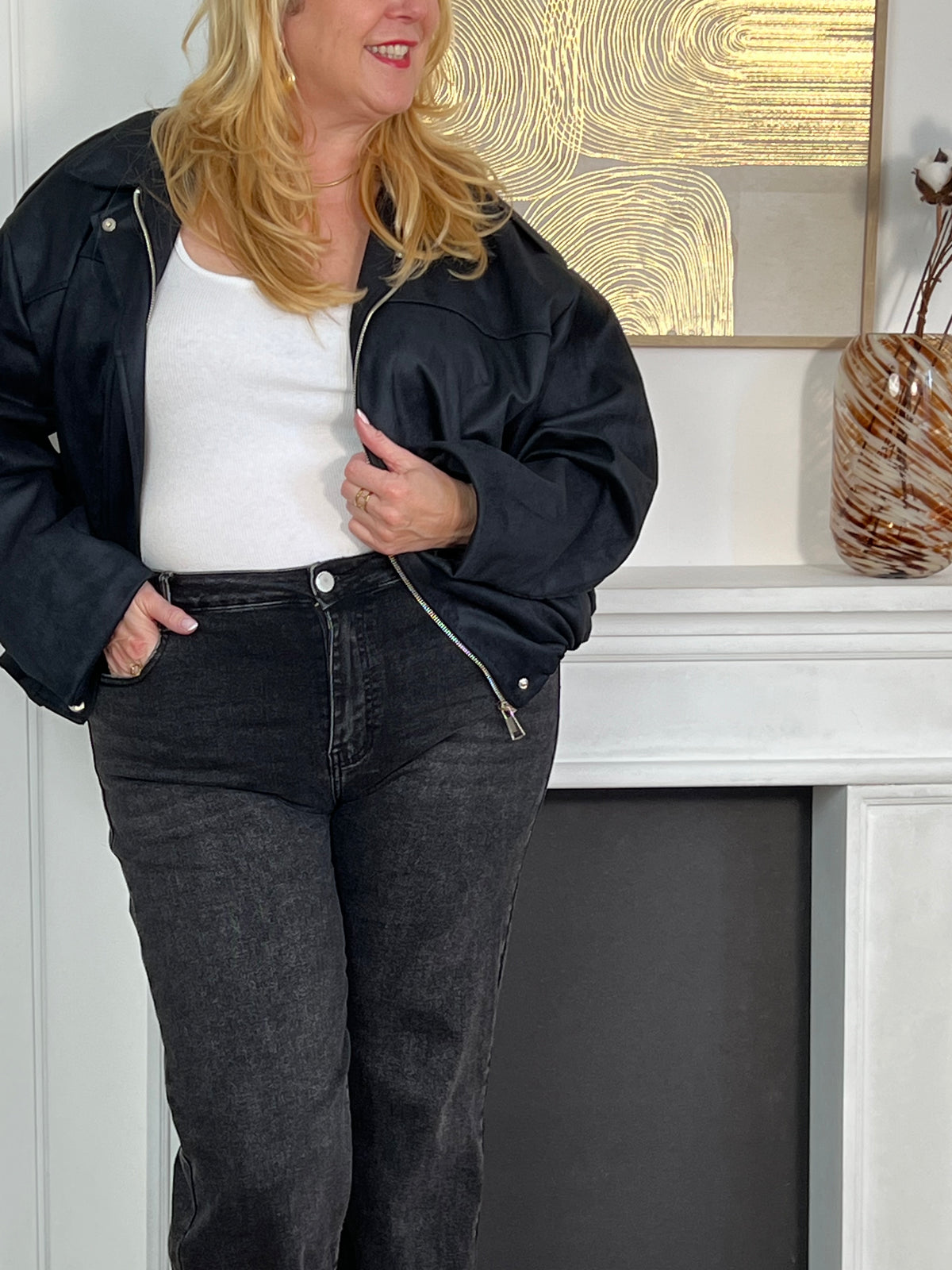 Cette veste bomber noire, allie style et confort. Ses manches longues et sa base élastique resserrée assurent une tenue ajustée et agréable à porter.