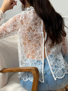 Cette blouse écrue Evelina allie délicatesse et élégance. Confectionnée en broderie ajourée, elle offre une touche de légèreté et de fraîcheur. Son col rond orné de volants apporte une note féminine raffinée, tandis que les deux boutons sur le devant facilitent l’enfilage.