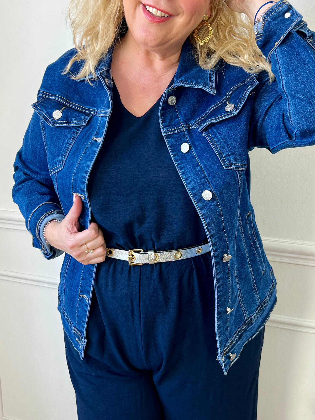 La veste Nolwen est la pièce incontournable pour votre garde-robe ! Sa coupe en jean et sa couleur bleue apportent une touche décontractée et tendance. Avec ses manches longues et ses boutons sur la longueur et aux poignets, elle vous offre un confort optimal.