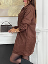 Adoptez un style élégant et confortable avec cette robe marron effet daim. Sa coupe ample offre une liberté de mouvement idéale, tandis que le col chemise en V et les boutons aux poignets ajoutent une touche raffinée.