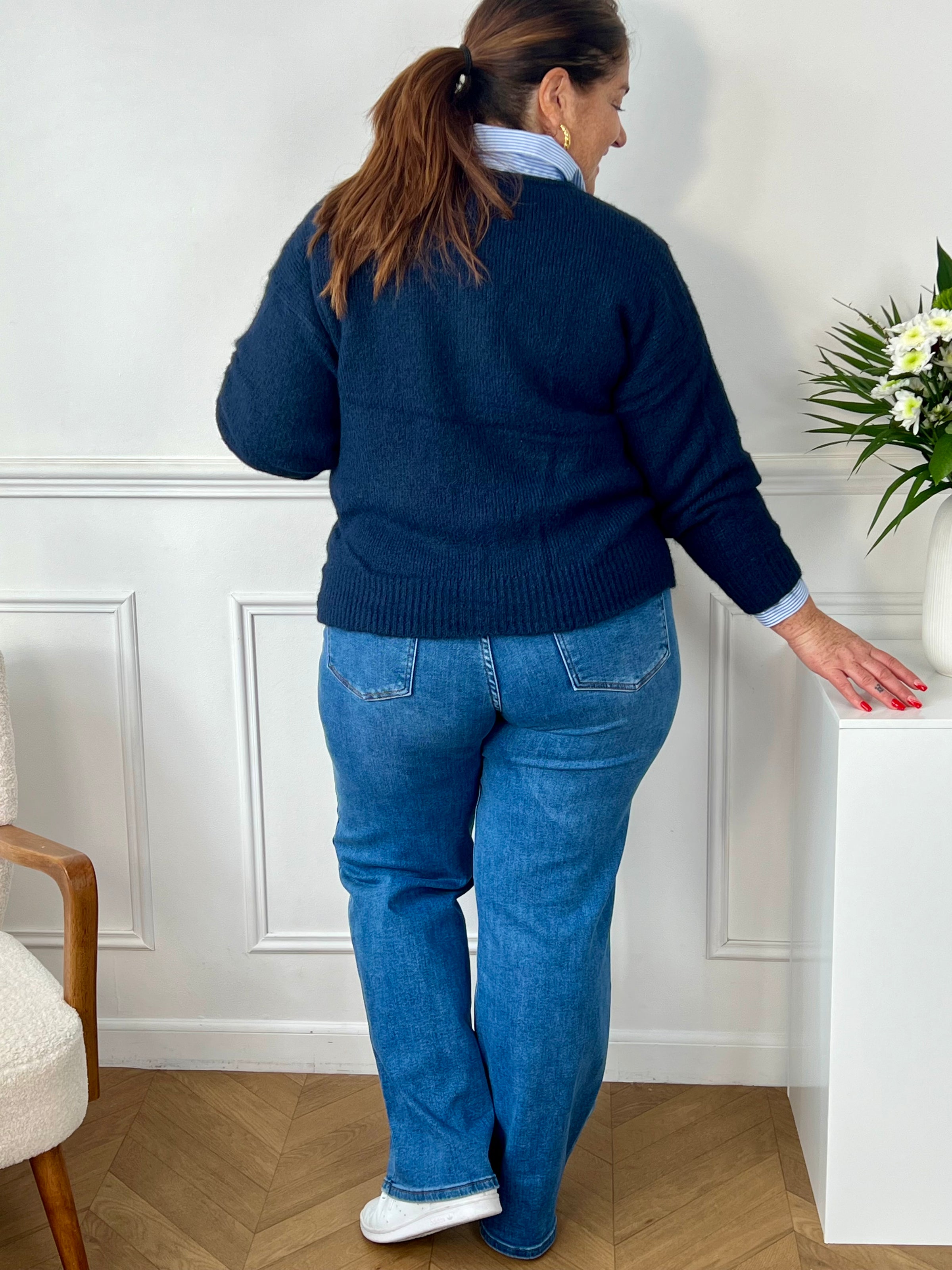 Avec son col rond et ses boutons sur la longueur, ce gilet offre une touche d'élégance à toute tenue. Restez au chaud tout en ajoutant une touche de style à votre garde-robe.