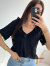 La blouse noire : Asya est le choix parfait pour une tenue décontractée mais chic. Avec son col v avant et arrière et ses manches courtes, elle met en valeur votre silhouette.&nbsp;