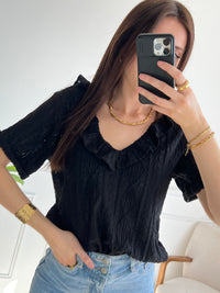 La blouse noire : Asya est le choix parfait pour une tenue décontractée mais chic. Avec son col v avant et arrière et ses manches courtes, elle met en valeur votre silhouette.&nbsp;