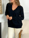 Pull noir en broderie Pull manches longues Col V Dos avec borderie, volants et boutons factices Couleur : noir Composition : 50%Viscose, 30% Polyester, 20% Polyamide Lavage à la main obligatoire