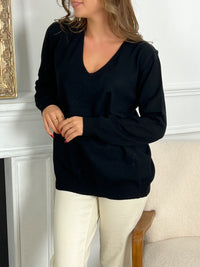 Pull noir en broderie Pull manches longues Col V Dos avec borderie, volants et boutons factices Couleur : noir Composition : 50%Viscose, 30% Polyester, 20% Polyamide Lavage à la main obligatoire