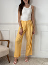 Découvrez le pantalon jaune Giani, alliant élégance et confort. Sa coupe droite et fluide offre une silhouette harmonieuse, tandis que l’élastique au dos garantit un ajustement parfait toute la journée.&nbsp;