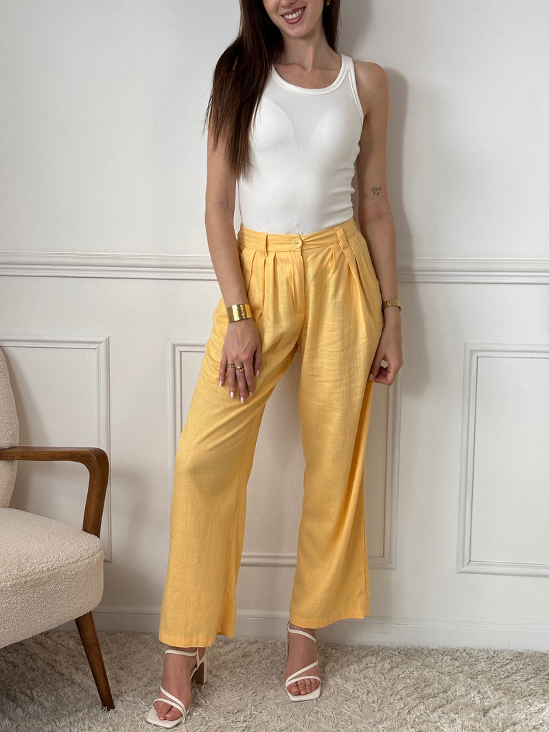 Découvrez le pantalon jaune Giani, alliant élégance et confort. Sa coupe droite et fluide offre une silhouette harmonieuse, tandis que l’élastique au dos garantit un ajustement parfait toute la journée.&nbsp;