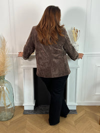 Ce blazer en velours marron, de grande taille pour femme, est le complément parfait pour votre garde-robe. Avec ses manches longues, ses épaulettes et son effet velours, il apporte une touche d'élégance à votre tenue. Son intérieur léopard et ses boutons marron ajoutent une touche de fantaisie.