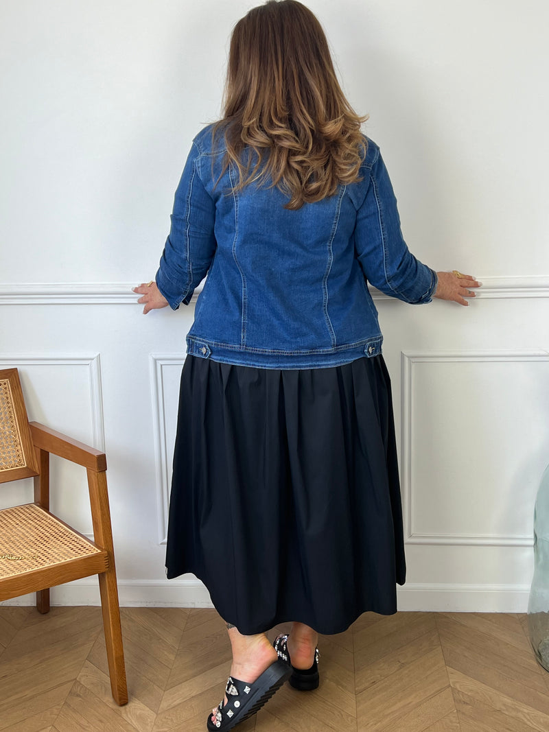 La veste Alicya est la pièce incontournable pour votre garde-robe ! Sa coupe en jean et sa couleur bleue apportent une touche décontractée et tendance. Avec ses manches longues et ses boutons sur la longueur et aux poignets, elle vous offre un confort optimal. Ses poches avant et poches poitrine avec boutons ajoutent une touche pratique à ce must-have. Adoptez un look décontracté et stylé avec cette veste !