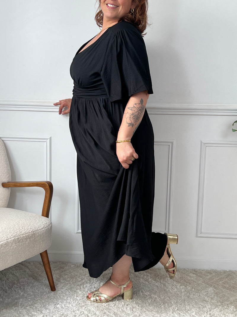 Robe longue noire grande taille femme, Chic et confortable, cette robe à manches courtes et col V sublime la silhouette. Sa taille élastique au dos assure un ajustement agréable. En couleur noire, elle est parfaite pour une allure féminine et tendance en grande taille.