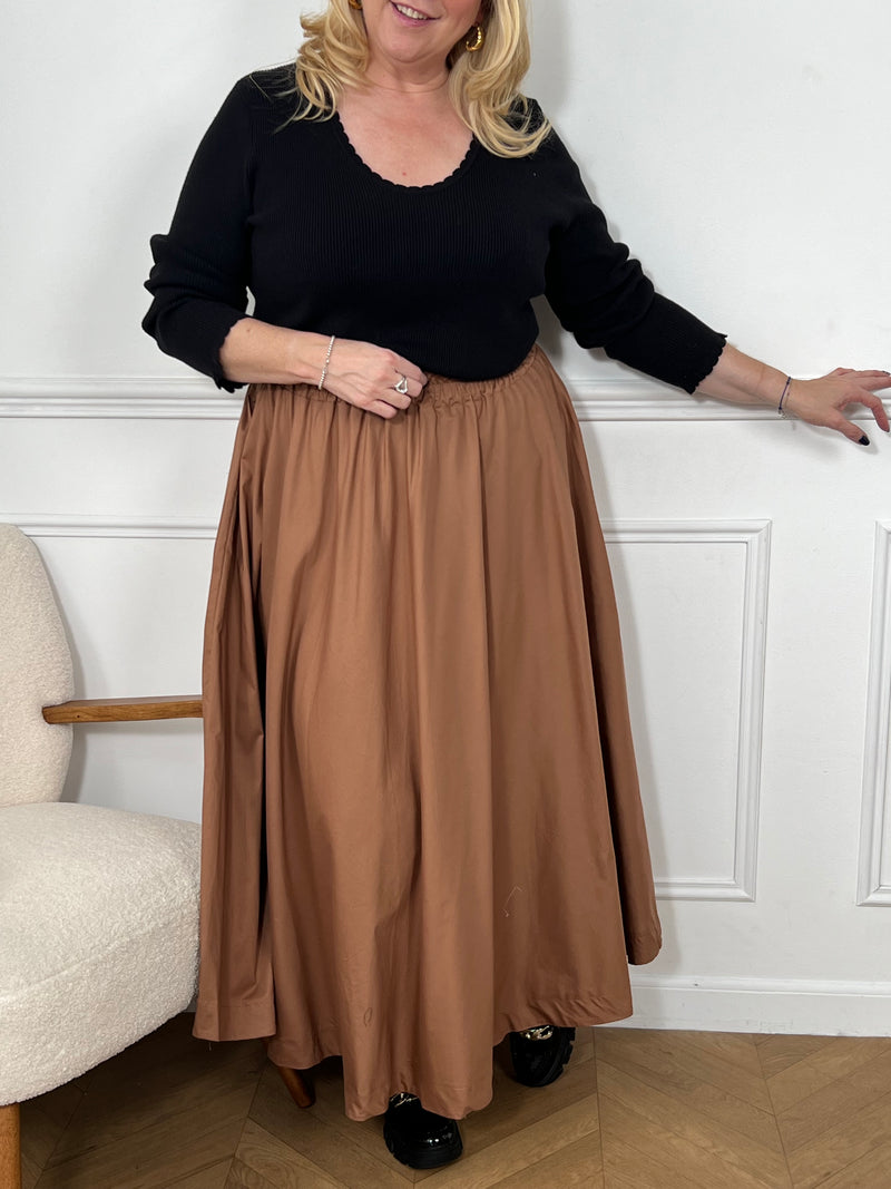 Cette jupe longue camel en grande taille pour femme est un incontournable de la garde-robe, parfaite pour un look chic et confortable. Confectionnée en 100% coton, elle offre douceur et légèreté, idéale pour toutes les saisons. Sa taille élastiquée assure un ajustement confortable et met en valeur la silhouette tout en apportant un grand confort. La couleur camel intemporelle en fait une pièce polyvalente qui se prête facilement à diverses occasions, que ce soit pour un style décontracté ou élégant. Un esse