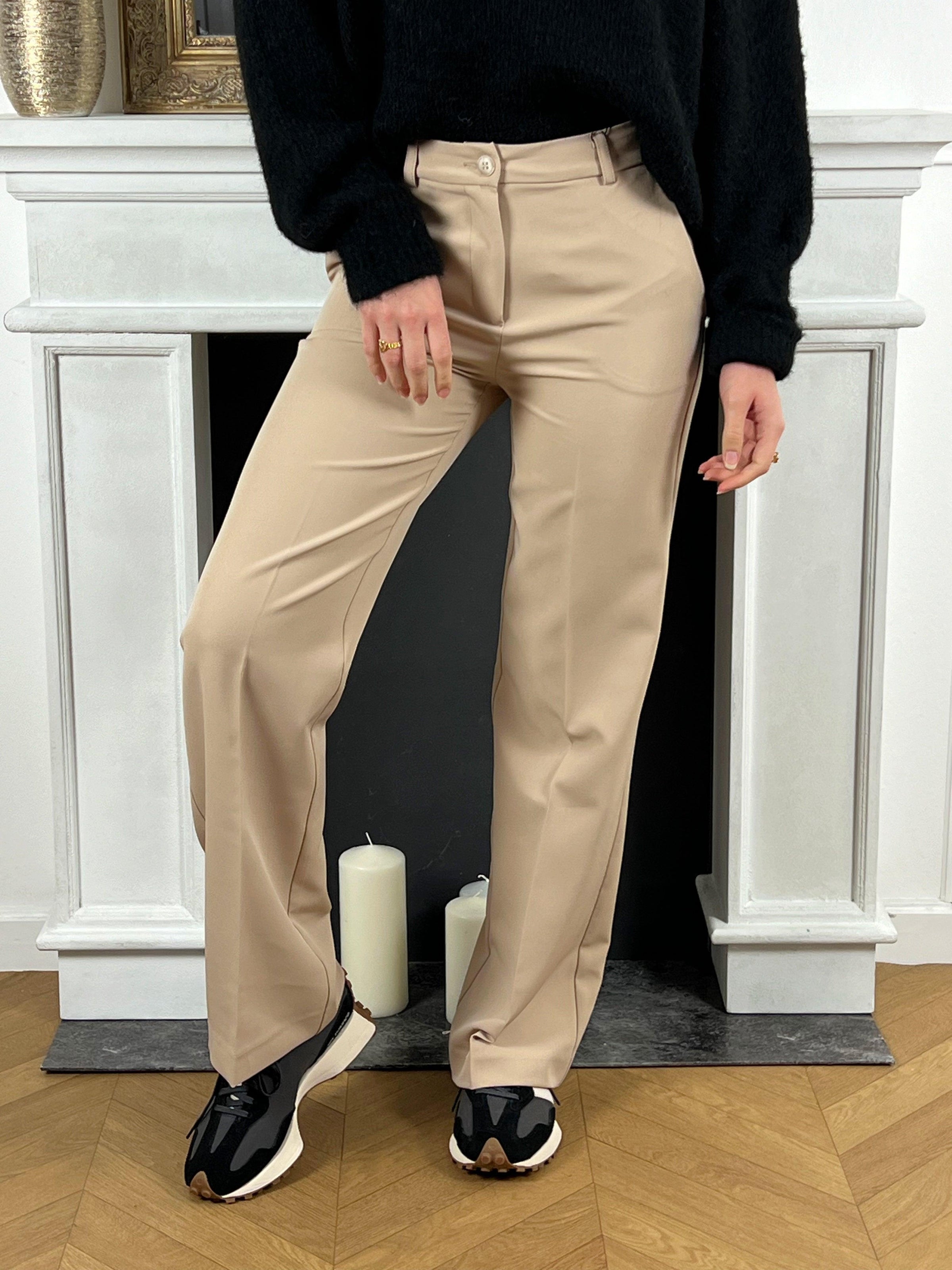 Pantalon beige taille haute femme Pantalon gris Coupe droite Fermeture à zip avec un bouton Passants pour ceinture 2 latérales Couleur : beige Composition : 90% Polyester 10% Elasthanne Made in Italie