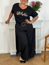 Adoptez le confort avec ce tee-shirt grande taille noir, orné d’une inscription "Bichette" élégante en doré. Ses manches courtes et son col rond offrent une coupe agréable qui s’adapte parfaitement à votre silhouette.&nbsp;