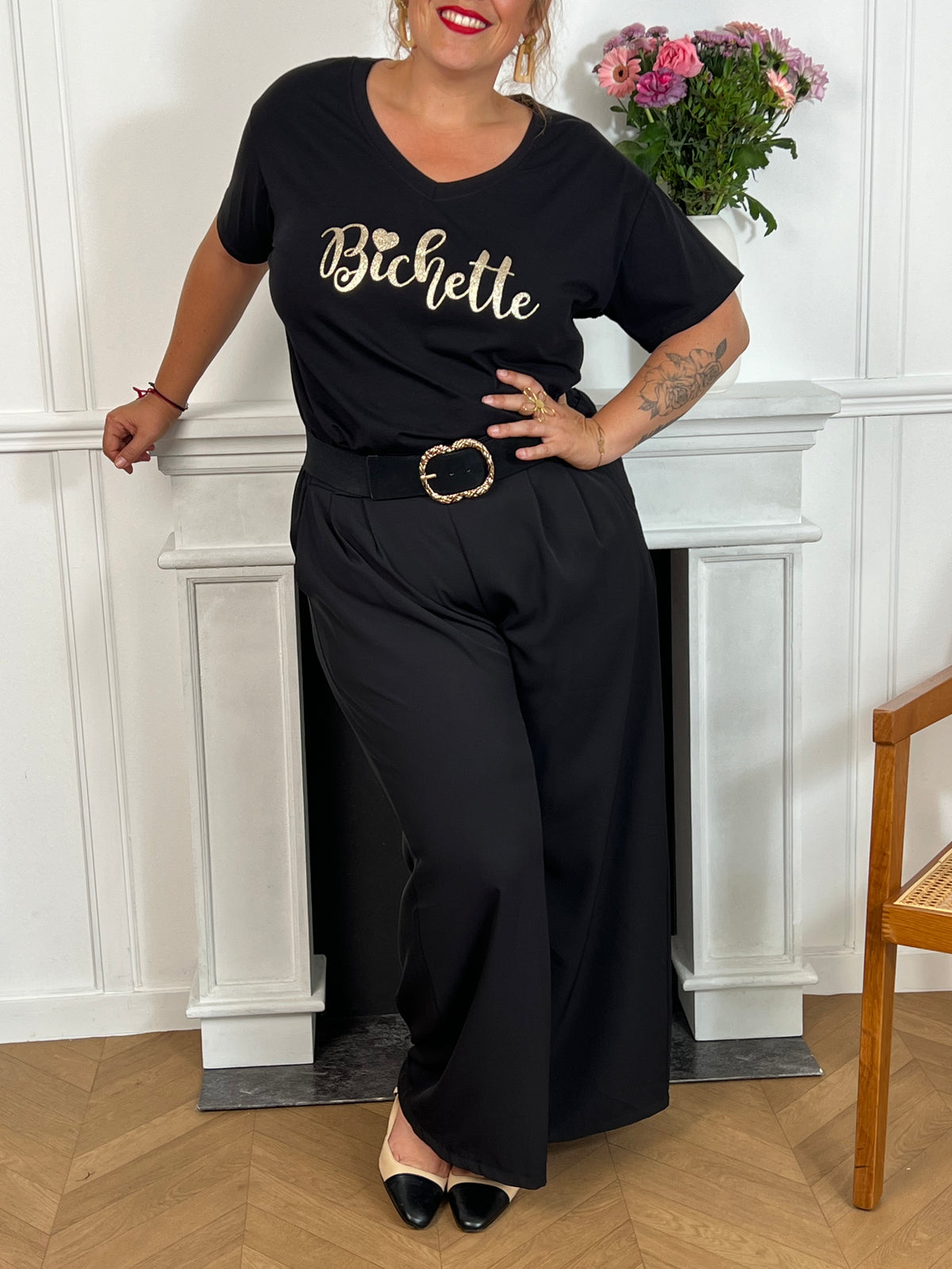 Adoptez le confort avec ce tee-shirt grande taille noir, orné d’une inscription "Bichette" élégante en doré. Ses manches courtes et son col rond offrent une coupe agréable qui s’adapte parfaitement à votre silhouette.&nbsp;