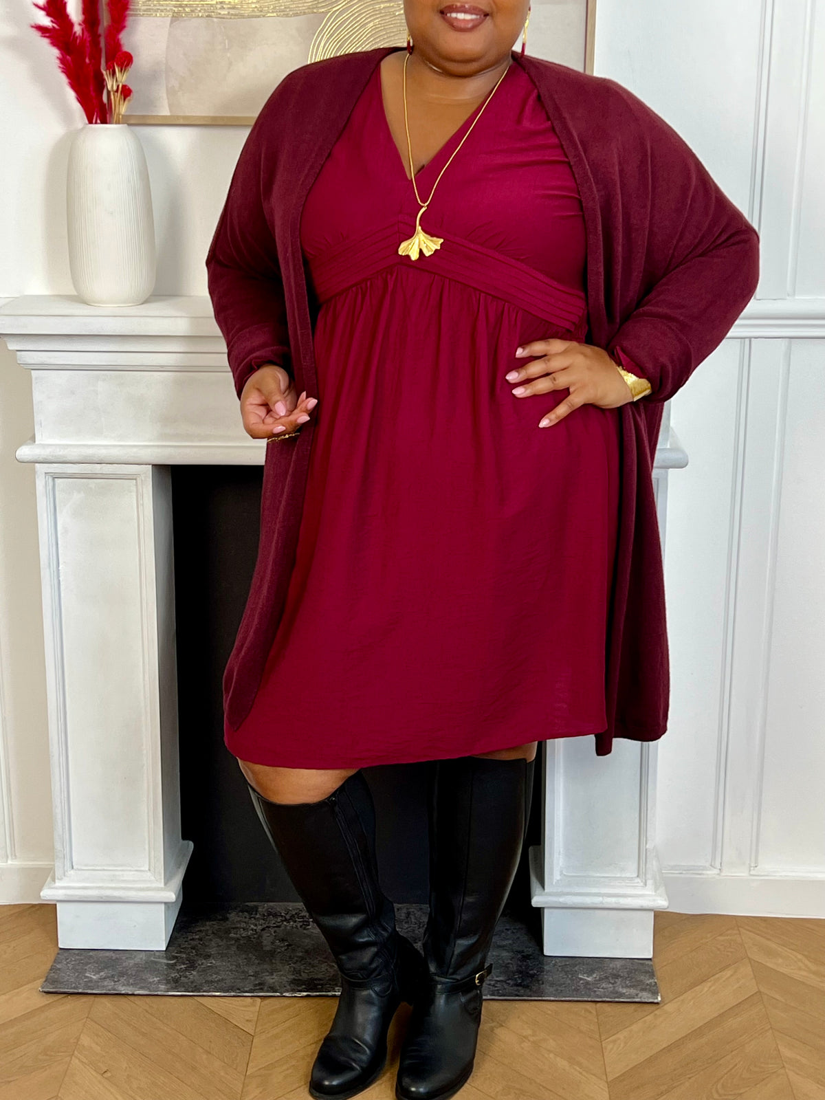 Donnez à votre garde-robe une touche élégante et sophistiquée avec le gilet long bordeaux Louison. Fabriqué avec un tissu de qualité, ce gilet ajoutera une touche de confort et de style à toutes vos tenues. Restez au chaud et tendance avec ce gilet polyvalent qui vous aidera à créer des looks uniques pour toutes les occasions.