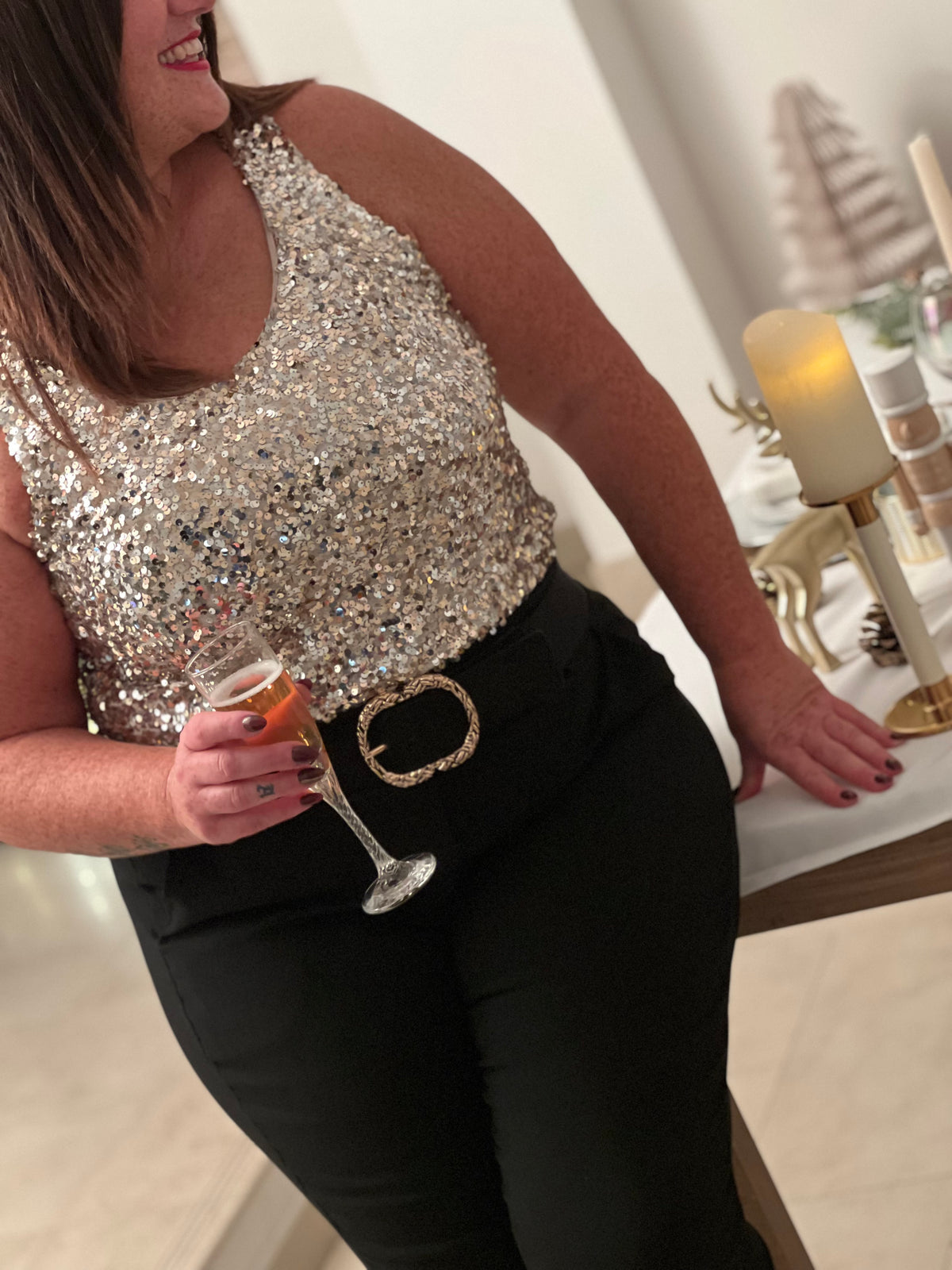 Le top Charlize en beige sublime votre silhouette avec ses sequins dorés scintillants. Sans manches et col rond, ce top grande taille offre élégance et confort grâce à sa doublure intérieure. Une pièce intemporelle pour briller en toute confiance.