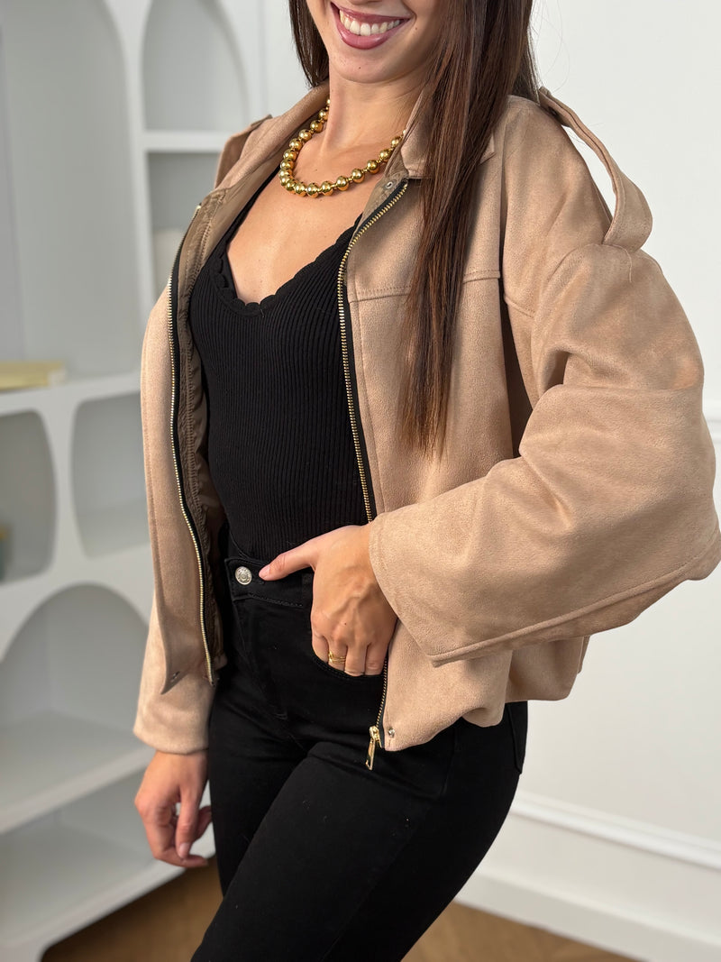 Cette veste courte style bombers se décline dans une teinte beige chaleureuse et tendance. Avec sa coupe moderne et son esprit casual-chic, elle apporte une touche de caractère à toutes vos tenues. Légère et polyvalente, elle se porte aussi bien au quotidien que pour compléter un look plus travaillé.