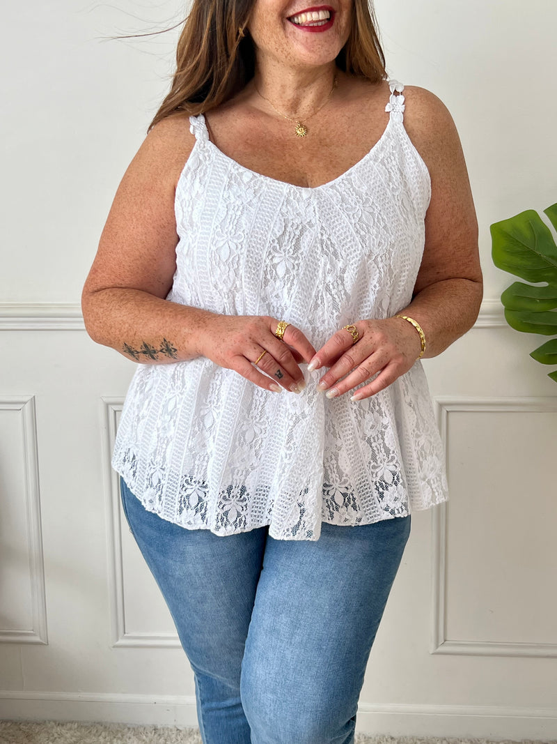 Ce top écru à dentelle grande taille, modèle Celie, allie élégance et confort. Ses bretelles non réglables assurent un maintien stable, tandis que la doublure apporte douceur et opacité. Parfait pour sublimer vos tenues avec une touche délicate et féminine.