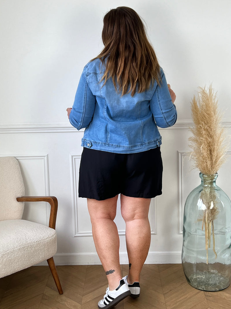 Découvrez notre nouvelle veste en jean : Jordy ! Sa coupe ajustée et ses boutons sur toute sa longueur et aux poignets ajoutent à son style unique. Avec ses 2 poches latérales factices et 2 poches poitrine à boutons, cette veste vous offre style et praticité. À porter en toutes occasions !