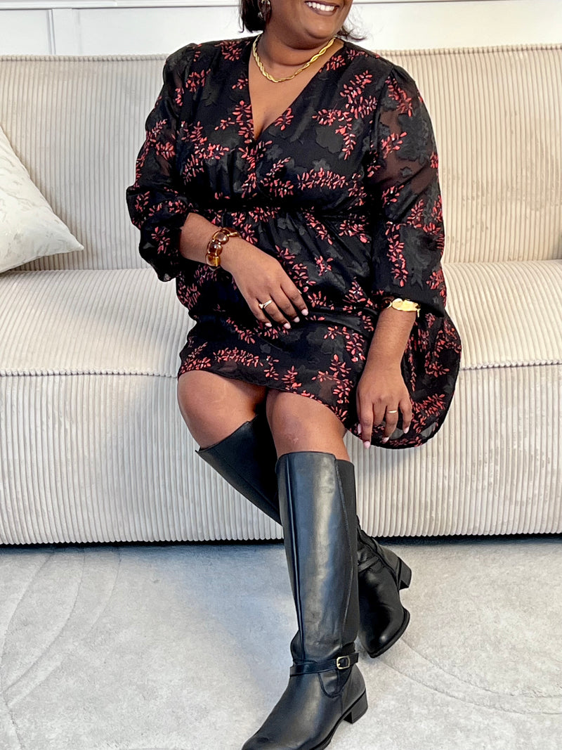 Féminine et séduisante, cette robe courte noire et rouge au col cache-cœur sublime la silhouette avec élégance. Sa coupe fluide et son contraste de couleurs en font une pièce à la fois chic et intemporelle.