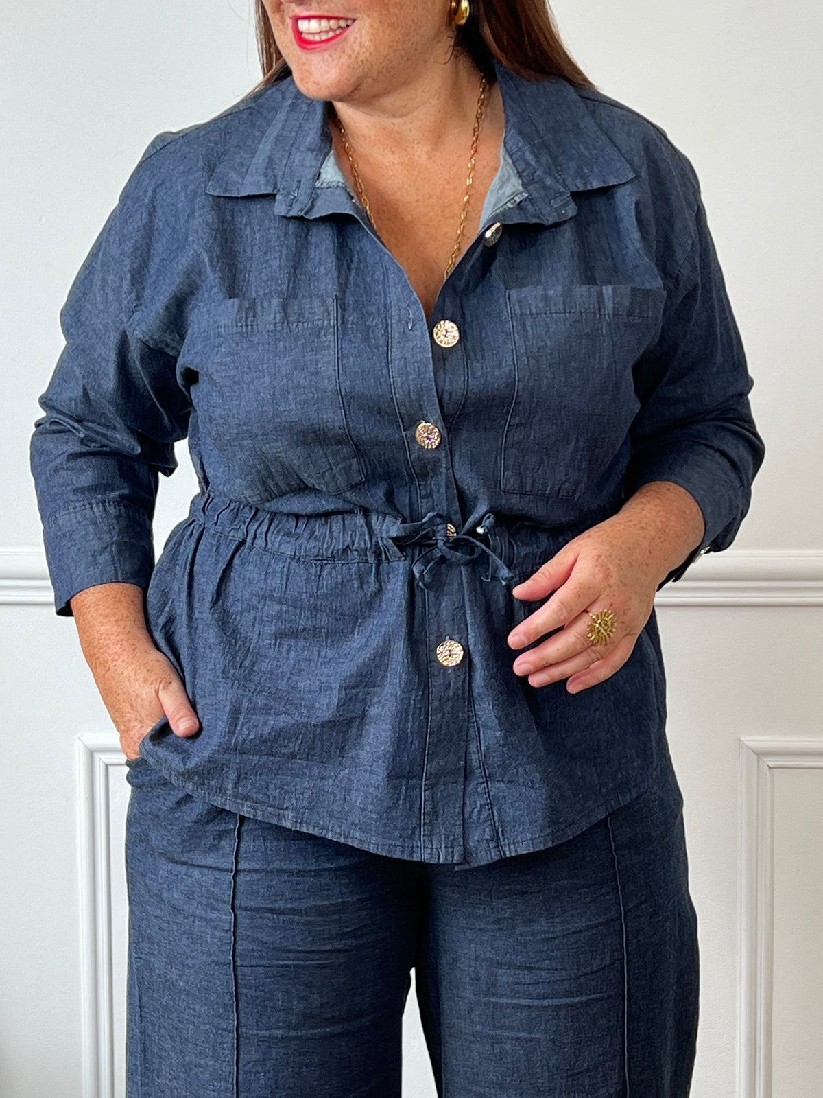 Cette chemise en jean bleue grande taille Celinda allie confort et style. Ses manches longues et son col chemise offrent une coupe classique, tandis que les boutons dorés apportent une touche élégante. Légèrement élastique, elle s’adapte parfaitement à votre silhouette.