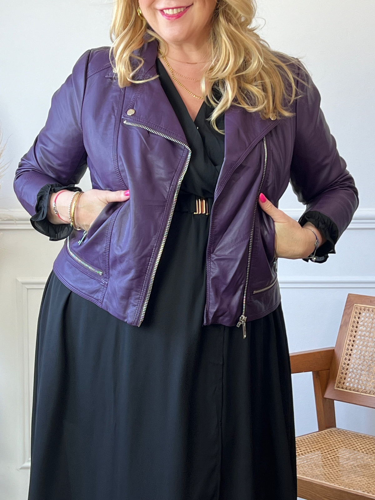 Affirmez votre style avec ce perfecto violet à la coupe impeccable, apportant une touche audacieuse et glamour à votre garde-robe. Sa silhouette curve épouse les lignes avec élégance, créant un équilibre parfait entre allure rock et sophistication.