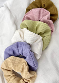 Purple scrunchie: Blom