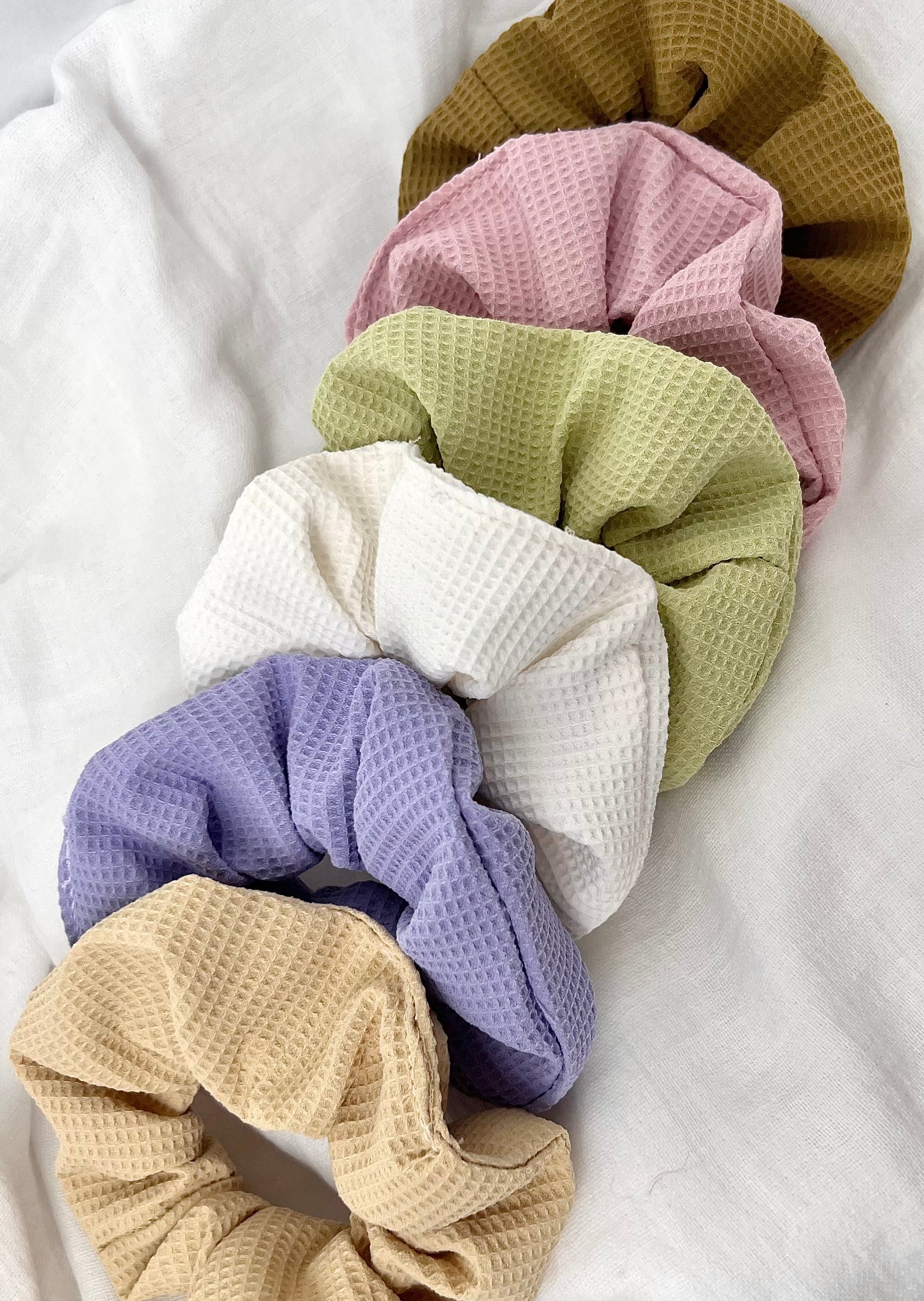 Purple scrunchie: Blom